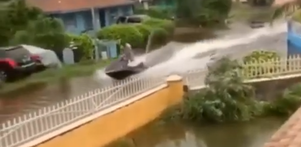 Una moto acuática para surcar las inundaciones del huracán Dorian - Sputnik Mundo