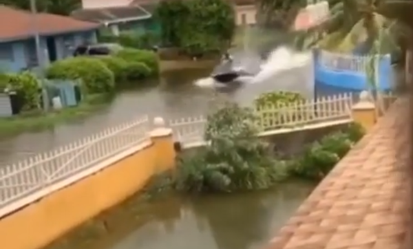 Una moto acuática para surcar las inundaciones del huracán Dorian - Sputnik Mundo