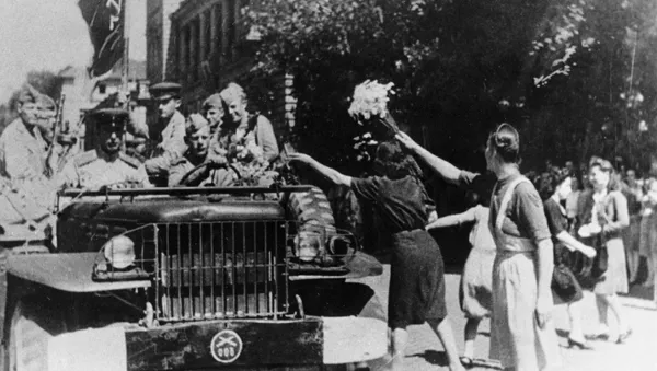 Los residentes de Sofía dan la bienvenida a los soldados-liberadores soviéticos (1944) - Sputnik Mundo