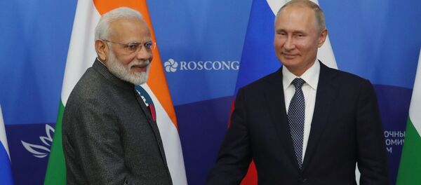 El primer ministro indio, Narendra Modi, y el presidente ruso, Vladímir Putin en el Foro Económico Oriental - Sputnik Mundo
