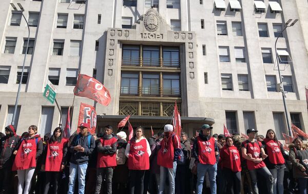 Manifestantes frente al Ministerio de Desarrollo Social - Sputnik Mundo