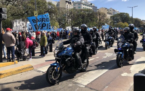 La policía vigila la marcha - Sputnik Mundo