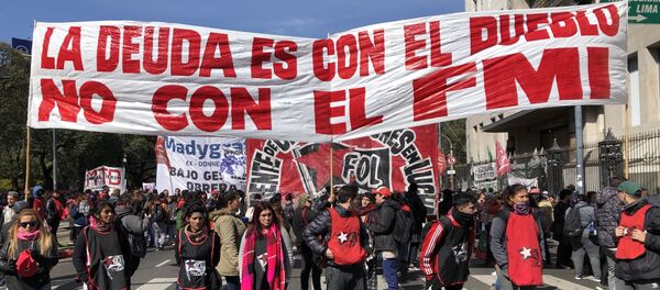 Manifestantes en las calles de Buenos Aires - Sputnik Mundo