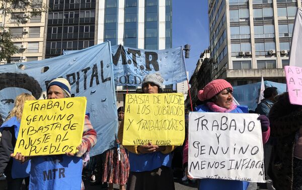 Manifestantes en las calles de Buenos Aires - Sputnik Mundo