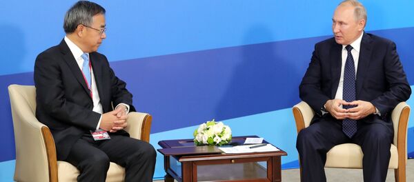 Viceprimer ministro chino, Hu Chunhua, y presidente ruso, Vladímir Putin Viceprimer ministro chino, Hu Chunhua, y presidente ruso, Vladímir Putin - Sputnik Mundo