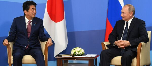 El primer ministro de Japón, Shinzo Abe, y el presidente de Rusia, Vladímir Putin El primer ministro de Japón, Shinzo Abe, y el presidente de Rusia, Vladímir Putin - Sputnik Mundo