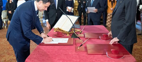 El primer ministro de Italia, Giuseppe Conte presta el juramento al presidente del país, Sergio Mattarella El primer ministro de Italia, Giuseppe Conte presta el juramento al presidente del país, Sergio Mattarella - Sputnik Mundo