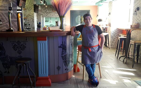 Orlando Baldeón en el restaurante 'Lima' Orlando Baldeón en el restaurante 'Lima' - Sputnik Mundo