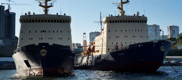 Dos rompehielos de la empresa rusa FESCO en el puerto de Vladivostok  - Sputnik Mundo