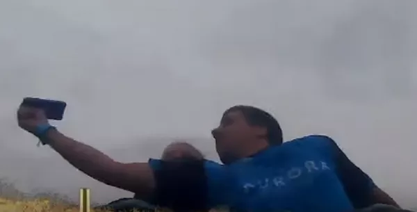 Ayuda del cielo: un hombre se hace con un celular en plena montaña rusa Ayuda del cielo: un hombre se hace con un celular en plena montaña rusa - Sputnik Mundo