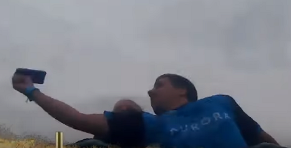 Ayuda del cielo: un hombre se hace con un celular en plena montaña rusa - Sputnik Mundo