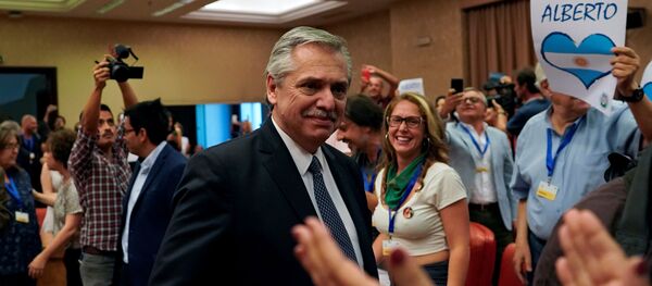 Alberto Fernández recibido por simpatizantes durante una conferencia en el Congreso de los Diputados de España - Sputnik Mundo