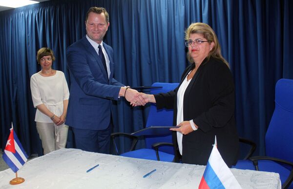 Cuba y Rusia firman protocolo sobre colaboración e inversiones en el sector del transporte - Sputnik Mundo