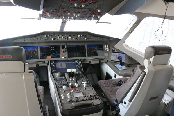 El interior de la cabina de pilotos del avión ruso-chino CR929 - Sputnik Mundo
