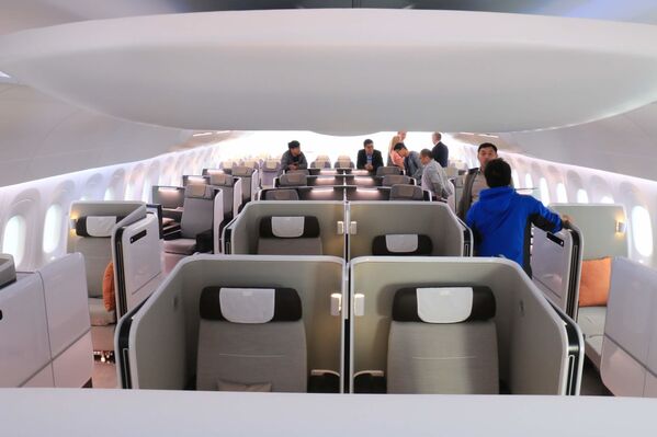 La vista panorámica de la primera clase del avión comercial CR929 - Sputnik Mundo