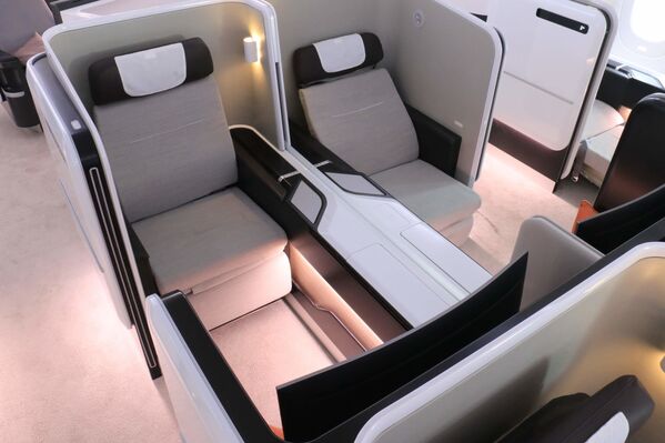 Los asientos centrales de primera clase del avión comercial ruso-chino CR929 - Sputnik Mundo