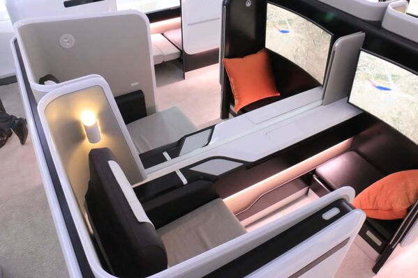 El salón de primera clase del avión comercial ruso-chino CR929 - Sputnik Mundo