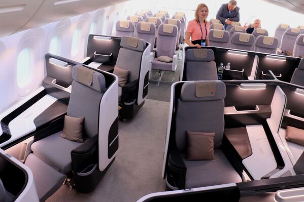 La clase business a bordo del avión ruso-chino CR929 - Sputnik Mundo