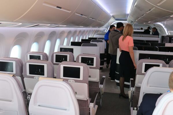 Vista panorámica del salón del avión comercial ruso-chino CR929 - Sputnik Mundo