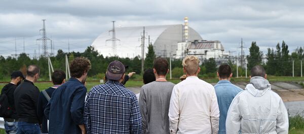 Los turistas observan el bloque 4 de Chernobil - Sputnik Mundo