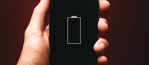 Un teléfono inteligente sin batería (imagen referencial) - Sputnik Mundo