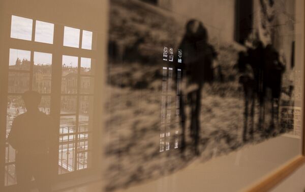 Rubén Pax, fotógrafo mexicano con más de 50 años de trayectoria, se refleja en una de sus fotografías en el Museo de la Fotografía de la ciudad de México - Sputnik Mundo