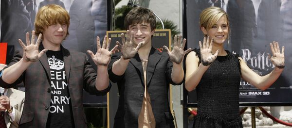 Las tres jóvenes estrellas de las películas de 'Harry Potter' Rupert Grint, Daniel Radcliff y Emma Watson - Sputnik Mundo