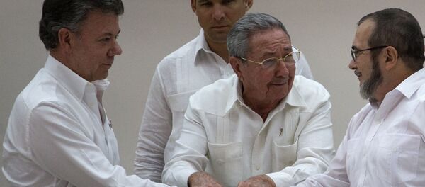 El presidente de Colombia, Juan Manuel Santos (izda.), el presidente de Cuba (ctro.) y el comandante de las FARC, Timoleón Jiménez (dcha.) durante la firma de los acuerdos de paz en La Habana (Cuba), el 23 de septiembre de 2015 - Sputnik Mundo