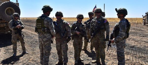 Militares turcos y estadounidenses en el primer patrullaje terreste de la zona de seguridad en Siria - Sputnik Mundo