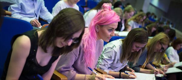 Una prueba de escribir en Moscú (Rusia), imagen referencial - Sputnik Mundo