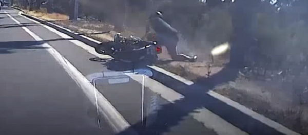 Un motociclista paga su mala conducta en la vía pública - Sputnik Mundo