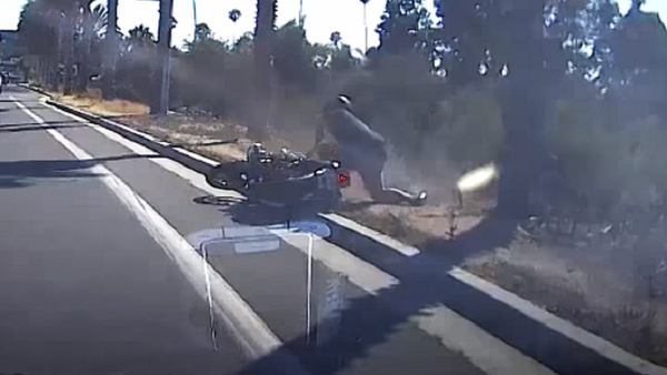 Un motociclista paga su mala conducta en la vía pública - Sputnik Mundo