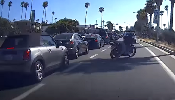 Un motociclista paga su mala conducta en la vía pública - Sputnik Mundo