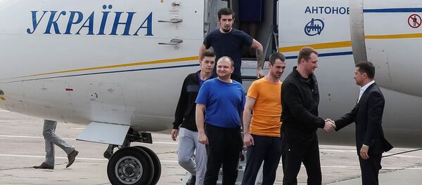 El presidente de Ucrania, Volodímir Zelenski saluda a los exprisioneros tras el canje con Rusia - Sputnik Mundo