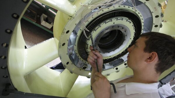 Un trabajador de la fábrica Motor Sich en Ucrania - Sputnik Mundo