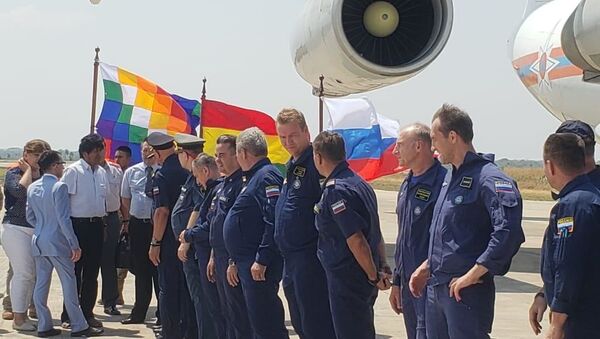 El presidente de Bolivia, Evo Morales, junto al consul de la Embajada rusa en Bolivia, Yakov Feodorov, reciben a la tripulación del avión bombero ruso Il-76 - Sputnik Mundo