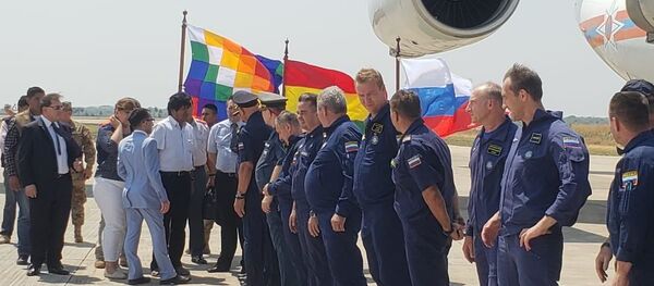 El presidente de Bolivia, Evo Morales, junto al consul de la Embajada rusa en Bolivia, Yakov Feodorov, reciben a la tripulación del avión bombero ruso Il-76 - Sputnik Mundo