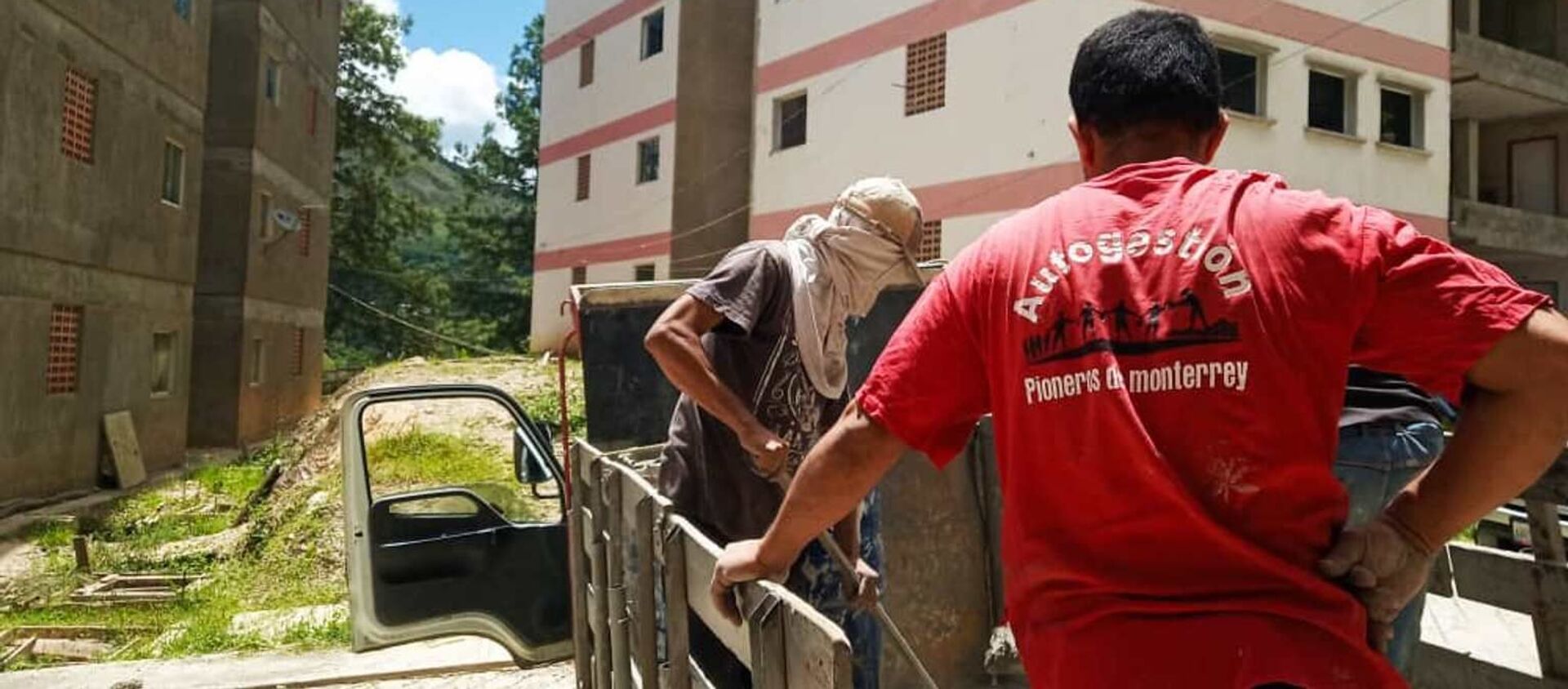 Descarga de cemento en la jornada de trabajo colectivo en la Nueva Comunidad Socialista Monterrey, Caracas, Venezuela - Sputnik Mundo, 1920, 09.09.2019