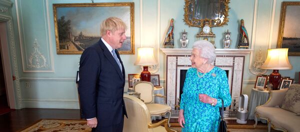 Boris Johnson, el primer ministro británico y la reina Isabel II - Sputnik Mundo