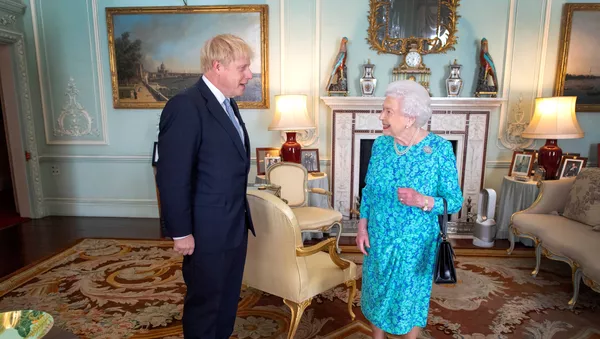Boris Johnson, el primer ministro británico y la reina Isabel II - Sputnik Mundo