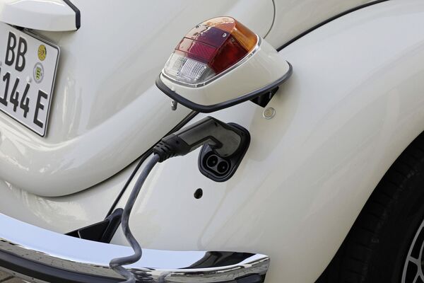 200km con una sola carga de batería: el Escarabajo está de vuelta y ahora es eléctrico - Sputnik Mundo