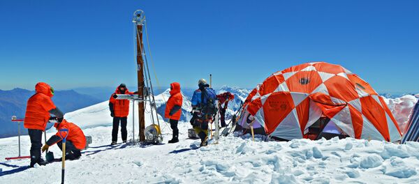 Científicos latinoamericanos y estadounidenses durante la expedición a la cima de la montaña Huascarán, en el norte de Perú, en julio de 2019 - Sputnik Mundo