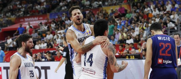 Los jugadores de baloncesto argentinos Gabriel Deck, Nicolas Laprovittola y Patricio Garino celebran la victoria ante Serbia - Sputnik Mundo