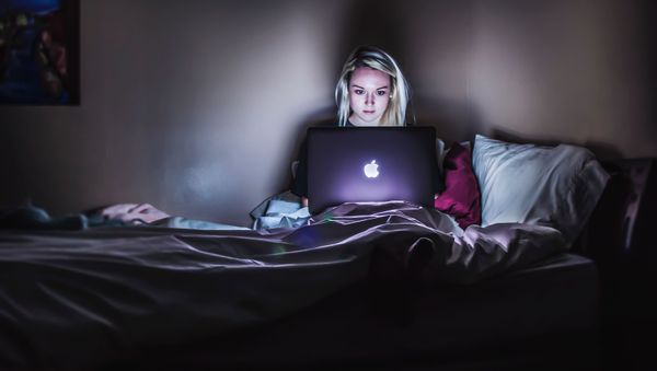 Una muchacha usa una computadora Una muchacha usa una computadora - Sputnik Mundo