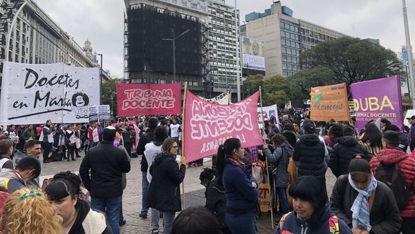 Clase pública de docentes frente al Obelisco - Sputnik Mundo