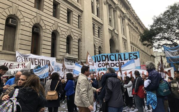 Empleados estatales protestan frente al palacio de Justicia - Sputnik Mundo