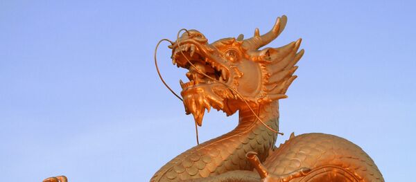 Una estatua de dragón china - Sputnik Mundo
