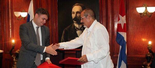 El viceministro de Industria y Comercio de Rusia, Vasily Osmakov, junto a su homólogo cubano José Gaspart Álvarez - Sputnik Mundo