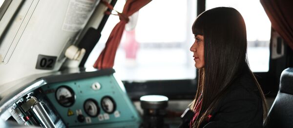 Una maquinista auxiliar rusa - Sputnik Mundo