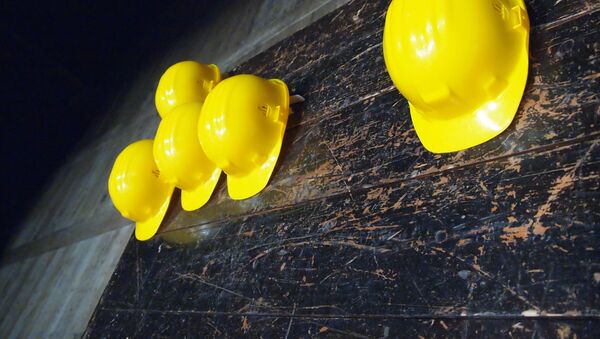 Unos cascos amarillos - Sputnik Mundo